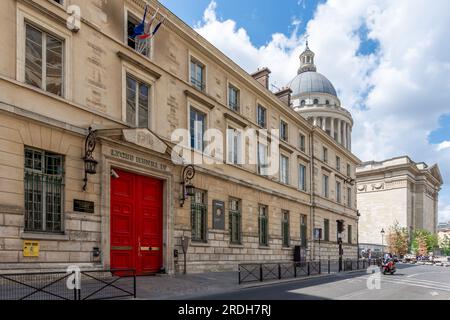 Fassade des Lycée Henri IV, einer öffentlichen Sekundar- und Hochschuleinrichtung im Quartier Latin, mit dem Pantheon-Dom im Hintergrund Stockfoto