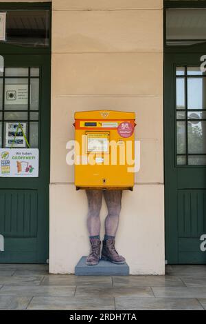 Villach, Österreich. Juli 18 2023. Der Briefkasten der österreichischen Post im Stadtzentrum Stockfoto