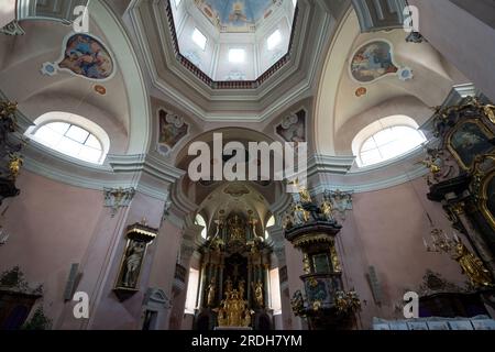 Villach, Österreich. Juli 18 2023. Blick von innen auf die Kirche des Heiligen Kreuzes im Stadtzentrum Stockfoto