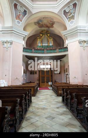 Villach, Österreich. Juli 18 2023. Blick von innen auf die Kirche des Heiligen Kreuzes im Stadtzentrum Stockfoto