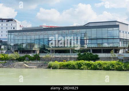 Villach, Österreich. Juli 18 2023. Außenansicht der modernen Architektur des Kongresszentrums Stockfoto