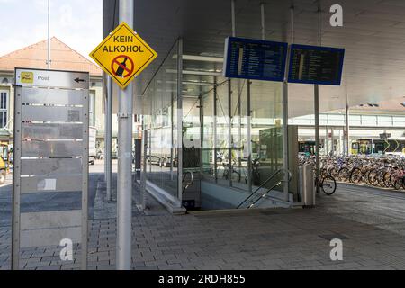 Villach, Österreich. Juli 18 2023. Alkoholverbot auf dem Platz vor dem Bahnhof im Stadtzentrum Stockfoto