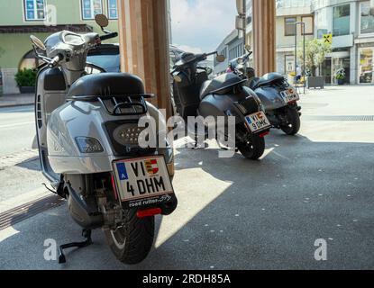 Villach, Österreich. Juli 18 2023. Einige Motorroller parken auf einem Gehweg im Stadtzentrum Stockfoto