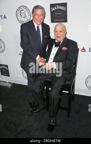 Tony Bennett und Don Rickles erhalten die Applaus Award Gala der Friars Foundation 2013 zu Ehren von Don Rickles im Waldorf Astoria am 24. Juni 2013 in New Stockfoto