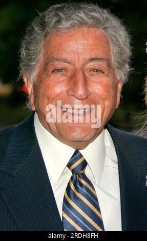 DATEIFOTO: 3. August 2006 - New York, NY - Tony Bennett auf Tony Bennetts 80. Geburtstagsparty im Rose Center, Museum of Natural History. Foto: Jackson Lee/AdMedia *** Lokale Beschriftung (Bild: © Jackson Lee/AdMedia via ZUMA Press Wire) NUR ZUR REDAKTIONELLEN VERWENDUNG! Nicht für den kommerziellen GEBRAUCH! Stockfoto