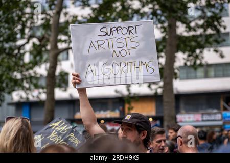 Ein Protestteilnehmer hält ein Plakat gegen den Einsatz von KI, Actors Union Equity Rally am Londoner Leicester Square. Zur Unterstützung von sag-AFTRA Strike. London, Juli 23. Stockfoto