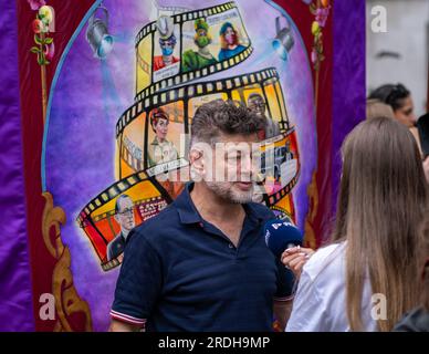 Der englische Schauspieler "Andy Serkis" wird beim Streik der sag-AFTRA-Schauspieler am Londons Leicester Square interviewt. England, Großbritannien, Juli 2023. Stockfoto