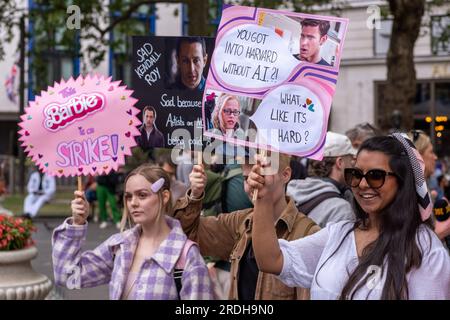 Actors Union Equity veranstaltet eine Kundgebung auf dem Londoner Leicester Square zur Unterstützung von sag-AFTRA Strike. Demonstranten halten Banner. 21. Juli 2023, London, Großbritannien. Stockfoto