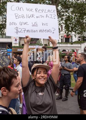 Weibliche Protestantin hält Plakat gegen den Einsatz von AI beim Handeln. Actors Union Equity Rallye auf dem Leicester Square in London. Zur Unterstützung von sag-AFTRA Strike 2023 Stockfoto