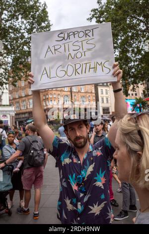 Ein Protestteilnehmer hält bei der Actors Union Equity Rally am Leicester Square in London ein Banner gegen den Einsatz von KI. Zur Unterstützung von sag-AFTRA Strike. London, Juli 23. Stockfoto