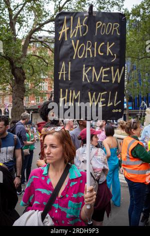 Eine Demonstrantin hält eine Plakette bei der Actors Union Equity Rally am Londoner Leicester Square. Zur Unterstützung von sag-AFTRA Strike. London, UK, 21/07/23. Stockfoto