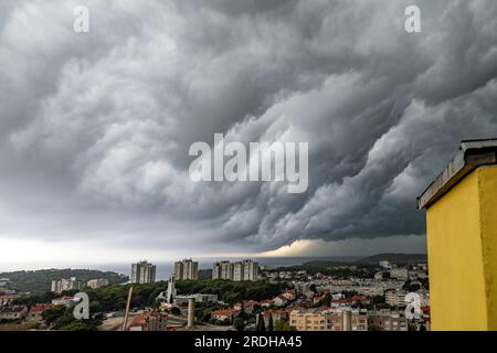 Pula, Kroatien. 21. Juli 2023. Über Pula sind Sturmwolken zu sehen.zwei Tage nach dem verheerenden Sturm kam ein weiterer Sturm in Kroatien an, eine rote Warnung wurde für Istrien, Kvarner, Gospić, Karlovac, Zagreb und Slawonien ausgegeben. Eine orangefarbene Warnung gilt im Rest des Landes noch immer. Ein schwerer Sturm traf zuerst Istrien und Kvarner. Hagel fiel, starker Wind entwurzelte Bäume. Der Sturm zog am Nachmittag ins Innere Kroatiens. Am 21. Juli 2023 wurde in Pula, Kroatien, erneut großer Schaden angerichtet. Foto: Srecko Niketic/PIXSELL Guthaben: Pixsell/Alamy Live News Stockfoto