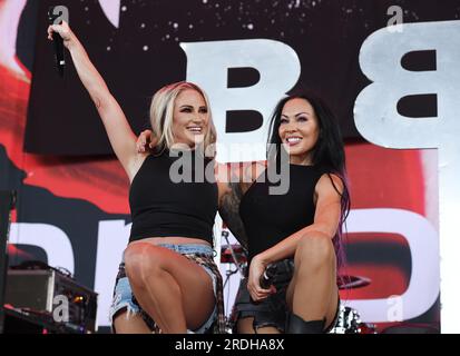 West Palm Beach, Florida, USA. 20. Juli 2023. Heidi Shepherd und Carla Harvey von Butcher Babies treten am 20. Juli 2023 auf der Psychotherapie Session Tour im I Think Financial Amphitheater in West Palm Beach Florida auf. Kredit: Mpi04/Media Punch/Alamy Live News Stockfoto