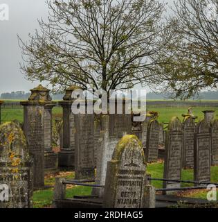 Verwitterte Grabsteine auf dem Friedhof Stockfoto