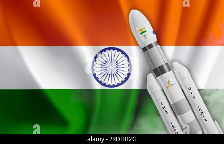 PUNE, INDIEN, 15. JULI 2023 Chandrayaan 3 auf dem Mond mit dem Hintergrund der indischen Wellenflagge verschwommen. Einige Elemente dieses Bildes wurden von der NASA und der ISRO bereitgestellt. ich bin es Stockfoto