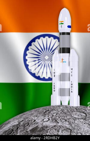 PUNE, INDIEN, 15. JULI 2023 Chandrayaan 3 auf dem Mond mit dem Hintergrund der indischen Wellenflagge verschwommen. Einige Elemente dieses Bildes wurden von der NASA und der ISRO bereitgestellt. ich bin es Stockfoto