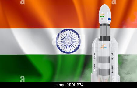 PUNE, INDIEN, 15. JULI 2023 Chandrayaan 3 auf dem Mond mit dem Hintergrund der indischen Wellenflagge verschwommen. Einige Elemente dieses Bildes wurden von der NASA und der ISRO bereitgestellt. ich bin es Stockfoto