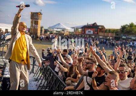 Weeze, Deutschland. 21. Juli 2023. Der Musiker Mambo Kurt aus Bochum heizt das Publikum auf. PAROOKAVILLE ist eines der größten Elektro-Festivals in Europa. Das Konzept hinter dem Festival ist eine Stadt, die nur zum Feiern erbaut wurde. Kredit: Christoph Reichwein/dpa/Alamy Live News Stockfoto