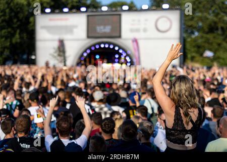 Weeze, Deutschland. 21. Juli 2023. Ein Besucher feiert vor der Bühne eine Gehirnwäsche zur Musik. PAROOKAVILLE ist eines der größten Elektro-Festivals in Europa. Das Konzept hinter dem Festival ist eine Stadt, die nur zum Feiern erbaut wurde. Kredit: Christoph Reichwein/dpa/Alamy Live News Stockfoto