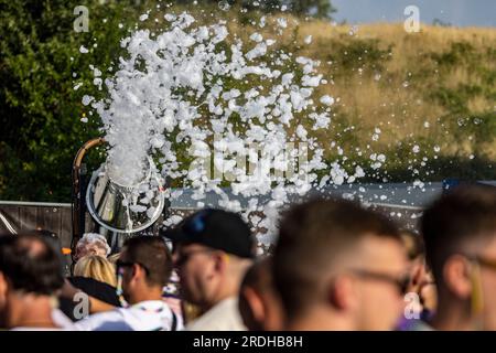 Weeze, Deutschland. 21. Juli 2023. Eine Schaumkanone in Aktion. PAROOKAVILLE ist eines der größten Elektro-Festivals in Europa. Das Konzept hinter dem Festival ist eine Stadt, die nur zum Feiern erbaut wurde. Kredit: Christoph Reichwein/dpa/Alamy Live News Stockfoto