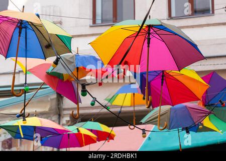 Eine Straße mit bunten Laternen und Sonnenschirmen in Budapest, Ungarn Stockfoto