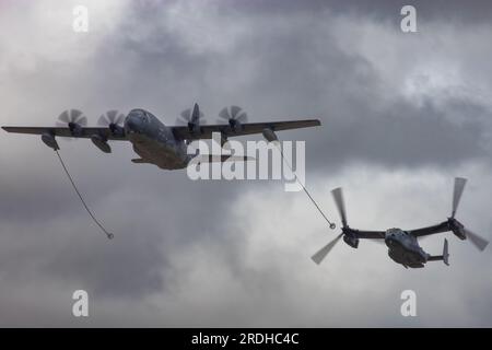 USAF MC-130J Hercules führt eine Tankvorführung mit einem CV-22B Osprey auf der Royal International Air Tattoo 2023 durch. Stockfoto