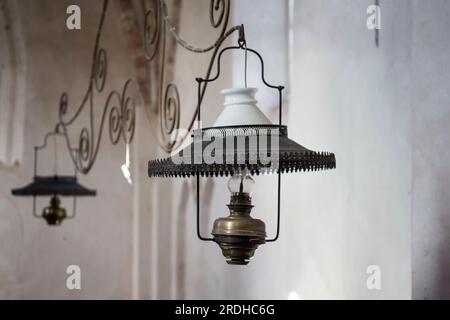 Lampen im Mariakerk in Krewerd. Stockfoto