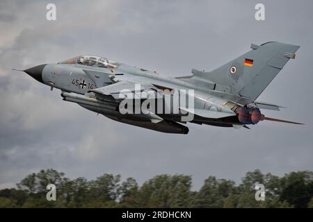 Ein Tornado der deutschen Luftwaffe, der auf der Royal International Air Tattoo 2023 zu seiner Show-Routine aufbricht. Stockfoto