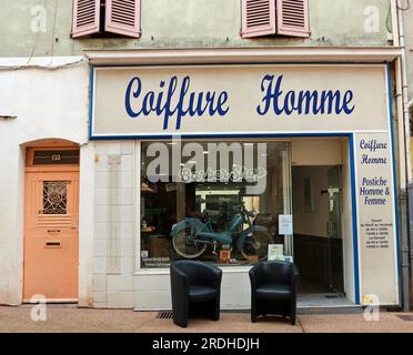 Friseurladen „Coiffure homme“ in einer der engen Seitenstraßen von Fréjus, einer historischen Stadt im Departement Var im Südosten Frankreichs; Côte d'Azur Stockfoto