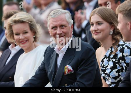 Brüssel, Belgien. 21. Juli 2023. Königin Mathilde von Belgien, König Philippe - Filip von Belgien und Kronprinzessin Elisabeth nehmen am Abend des belgischen Nationalfeiertages im Parc du Cinquantenaire - Jubelpark in Brüssel am Abend des belgischen Nationalfeiertages an dem Konzert und Feuerwerk "Belgie viert" Teil. Freitag, 21. Juli 2023. BELGA PHOTO POOL BENOIT DOPPAGNE Kredit: Belga News Agency/Alamy Live News Stockfoto