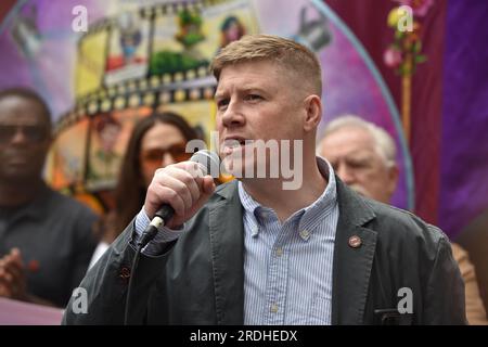 London, England, Großbritannien. 21. Juli 2023. EDDIE DEMPSEY, stellvertretender Generalsekretär der National Union of Rail, Maritime and Transport Workers (RMT), spricht bei einem Protest am Leicester Square, London, in Solidarität mit eindrucksvollen Hollywood-Mitgliedern der Screen Actors Guild - American Federation of Television and Radio Artists (Kreditbild: © Thomas Krych/ZUMA Press Wire) NUR REDAKTIONELLE VERWENDUNG! Nicht für den kommerziellen GEBRAUCH! Stockfoto