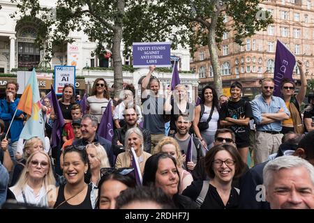 London, Großbritannien. 21. Juli 2023. Mitglieder der Unterhaltungsgewerkschaft Equity und Unterstützer veranstalten eine Kundgebung auf dem Leicester Square in Solidarität mit den streikenden US-Schauspielern. In der vergangenen Woche startete die Screen Actors Guild – American Federation of Television and Radio Artists (sag-AFTRA), Die rund 160.000 Akteure in den Vereinigten Staaten vertritt, nachdem die Gewerkschaft keine neuen Verträge mit der Alliance of Motion Picture and Television Producers (AMPTP) ausgehandelt hat. Kredit: Wiktor Szymanowicz/Alamy Live News Stockfoto