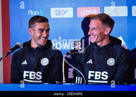 Thailand. 21. Juli 2023. Harry Winks und Marc Albrighton aus Leicester City nehmen nach der Ankunft des Teams an einer Pressekonferenz zu ihrem Fußballspiel vor der Saison am Suvarnabhumi International Airport in der Provinz Samut Prakan Teil. Kredit: SOPA Images Limited/Alamy Live News Stockfoto