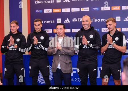 Thailand. 21. Juli 2023. Harry Winks, Marc Albrighton, Aiyawatt Srivaddhanaprabha Leicester City Chairman, Leicester City Manager Enzo Maresca und Kiernan Dewsbury-Hall of Leicester City nehmen nach der Ankunft des Teams an einer Pressekonferenz zu ihrem Fußballspiel vor der Saison am Suvarnabhumi International Airport in der Provinz Samut Prakan Teil. Kredit: SOPA Images Limited/Alamy Live News Stockfoto