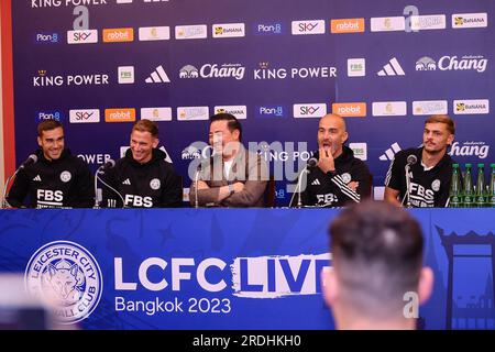 Thailand. 21. Juli 2023. Harry Winks aus Leicester City, Marc Albrighton aus Leicester City, Aiyawatt Srivaddhanaprabha Leicester City Chairman, Leicester City Manager Enzo Maresca und Kiernan Dewsbury-Hall of Leicester City nehmen nach der Ankunft des Teams an einer Pressekonferenz zu ihrem Fußballspiel vor der Saison am Suvarnabhumi International Airport in der Provinz Prakan Teil. Kredit: SOPA Images Limited/Alamy Live News Stockfoto