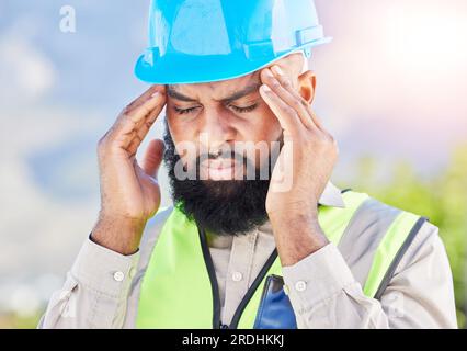 Schwarzer Mann, Architekt und Kopfschmerzen in der Stadt durch Stress, Angst oder psychische Gesundheit Burnout. Frustrierter und müder afrikanischer Mann mit Kopfdruck Stockfoto