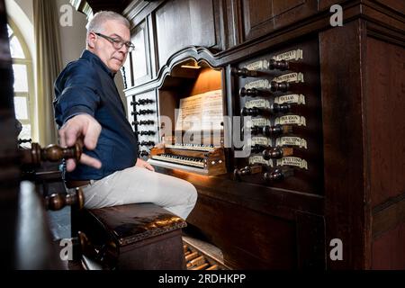 Uithuizen, Niederlande, 05-25-2018. Hand of Organist betreibt Registerzieher von Arp Schnitger Orgel in der Kirche von Uithuizen.eine der besten p Stockfoto