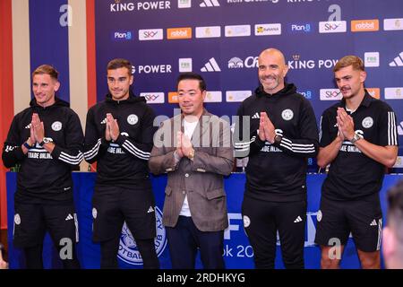 Thailand. 21. Juli 2023. Harry Winks, Marc Albrighton, Aiyawatt Srivaddhanaprabha Leicester City Chairman, Leicester City Manager Enzo Maresca und Kiernan Dewsbury-Hall of Leicester City nehmen nach der Ankunft des Teams an einer Pressekonferenz zu ihrem Fußballspiel vor der Saison am Suvarnabhumi International Airport in der Provinz Samut Prakan Teil. (Foto: Amphol Thongmueangluang/SOPA Images/Sipa USA) Guthaben: SIPA USA/Alamy Live News Stockfoto