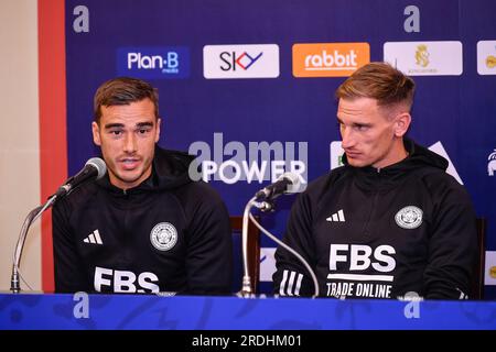 Thailand. 21. Juli 2023. Harry Winks und Marc Albrighton aus Leicester City nehmen nach der Ankunft des Teams an einer Pressekonferenz zu ihrem Fußballspiel vor der Saison am Suvarnabhumi International Airport in der Provinz Samut Prakan Teil. (Foto: Amphol Thongmueangluang/SOPA Images/Sipa USA) Guthaben: SIPA USA/Alamy Live News Stockfoto