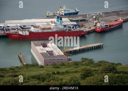 Am 18. Juli 2023 wurde das umstrittene Unterbringungsschiff Bibby Stockholm im Hafen von Portland festgemacht, um 500 Migranten und Asylbewerber unterzubringen. Dorset. Stockfoto