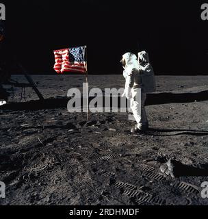 Mondoberfläche. 20. Juli 2023. DATEIFOTO: 20. Juli 1969: Astronaut Buzz Aldrin, Pilot des Mondmoduls von Apollo 11, der ersten Mondlandungsmission, posiert für ein Foto neben der entsandten Flagge der Vereinigten Staaten während eines Spaziergangs auf der Mondoberfläche. Das Mondmodul ist links, und die Fußabdrücke der Astronauten sind im Mondboden deutlich sichtbar. Astronaut Neil A. Armstrong, Befehlshaber der Mission, machte dieses Foto mit einer 70mm Hasselblad-Mondkamera. Kredit: NASA/ZUMA Press Wire/ZUMAPRESS.com/Alamy Live News Stockfoto