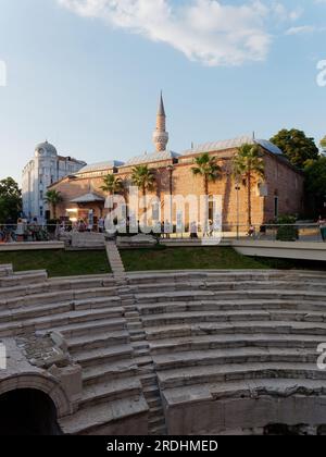 Plovdiv, Bulgarien, die älteste Stadt und längste Fußgängerzone Europas. Römisches Stadion mit der Freitagsmoschee aka Dzhumaya Moschee dahinter. Stockfoto