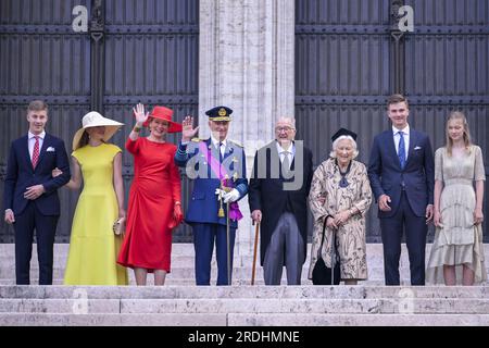 Prinz Emmanuel, Kronprinzessin Elisabeth, Königin Mathilde von Belgien, König Philippe - Filip von Belgien, König Albert II. Von Belgien, Königin Paola von Belgien, Prinz Gabriel und Prinzessin Eleonore posieren während der militärischen und zivilen Parade am belgischen Nationalfeiertag in Brüssel am Freitag, den 21. Juli 2023. Diese Parade ist eine Hommage an die Sicherheits- und Rettungsdienste unseres Landes, wie die Armee, die Polizei, die Feuerwehr oder den Katastrophenschutz. Außerdem wird König Philips zehnjährige Herrschaft gefeiert. BELGA FOTO LAURIE DIEFFEMBACQ Stockfoto