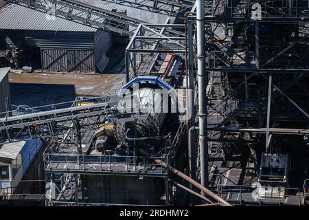 Big Ball Mill mahlt Erz in einer Erzaufbereitungsanlage. Stockfoto