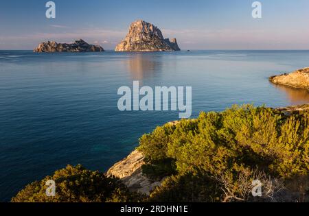 Die Inseln Es Vedrà und Es Vedranell von Cala d'Hort auf der Insel Ibiza. Stockfoto