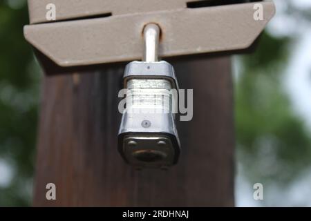 Medaillon-Schloss aus Metall am Baum mit Bokeh-Hintergrund Stockfoto