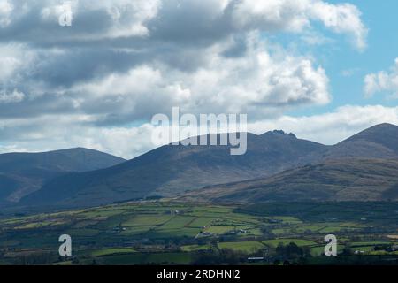 Der Blick auf die Mourne Mountains von Rathfriland, County Down, Nordirland, Großbritannien Stockfoto