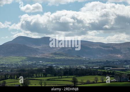 Der Blick auf die Mourne Mountains von Rathfriland, County Down, Nordirland, Großbritannien Stockfoto