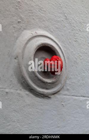 Eine alte Türklingel an einem Haus in Rathfriland, Co Down, Nordirland, Großbritannien. Stockfoto