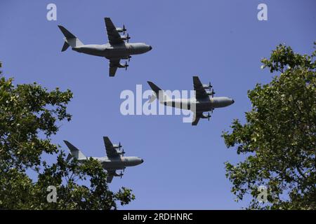 Brüssel, Belgien. 21. Juli 2023. A400M Transportflugzeuge fliegen während einer Militär- und Bürgerparade der Feierlichkeiten zum belgischen Nationalfeiertag am 21. Juli 2023 in Brüssel, Belgien. Kredit: Zheng Huansong/Xinhua/Alamy Live News Stockfoto